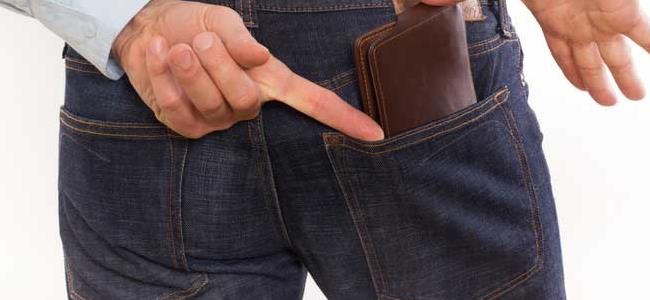 حفاظاً على صحتك.. لا تضع محفظة النقود في جيبك الخلفي