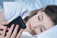  مخاطر إستخدام الهاتف قبل النوم مباشرة!