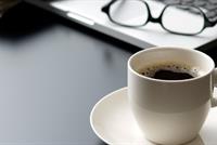  شرب الشاي والقهوة في العمل يهدد الصحة…والجراثيم هي السبب