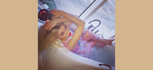 بالصورة.. كلينك تستحم!