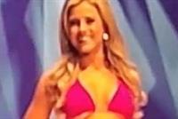 ملكة جمال بيفرلي هيلز تتعرض لموقف محرج خلال مرورها بالبيكيني