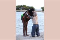 بالصور: علاقة غرامية مثيرة للجدل