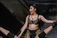 نيكي ميناج تطل شبه عارية في حفلها