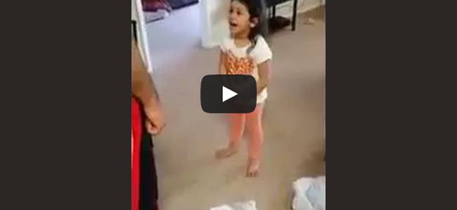 بالفيديو: طفلة تبكي لإقناع والدها أن أحمر الشفاه ليس مكياجاً