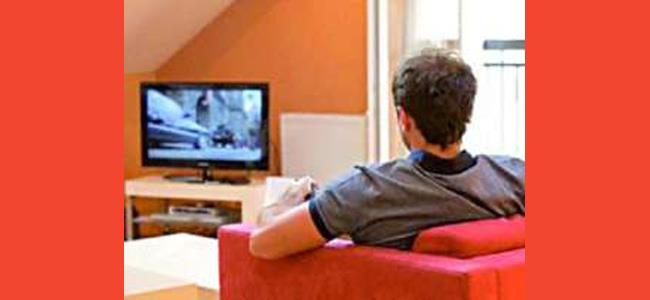  الجلوس طويلاً أمام التلفاز يهدد صحة الصائم