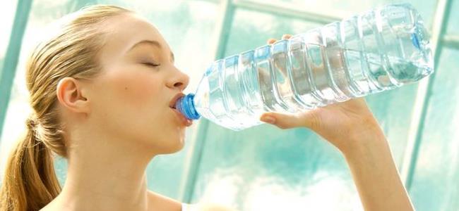 علامات على أنك لا تشرب كمية كافية من الماء!