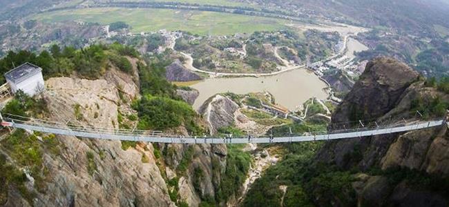  تدشين أطول جسر زجاجي في العالم بالصين 