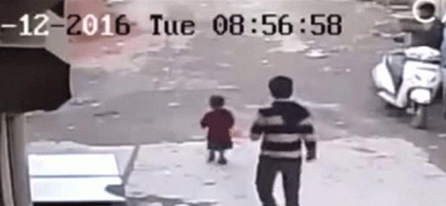 بالفيديو: طفل ينجو بأعجوبةٍ من موت محقّق