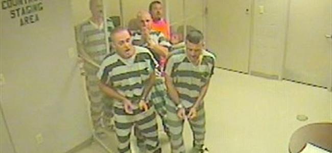  بالفيديو: سجناء خلعوا باب الزنزانة لإنقاذ حياة الحارس