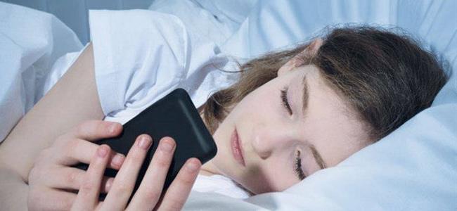  مخاطر إستخدام الهاتف قبل النوم مباشرة!