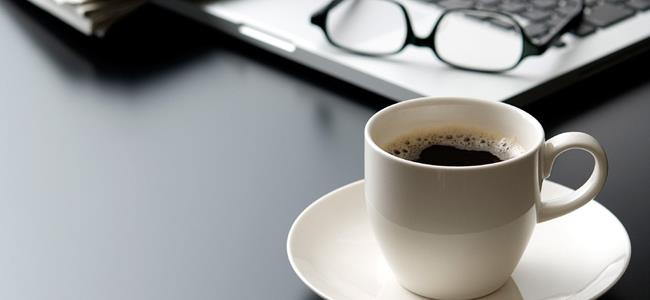  شرب الشاي والقهوة في العمل يهدد الصحة…والجراثيم هي السبب