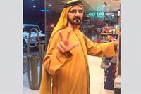 محمد بن راشد يتسوّق في محطة وقود
