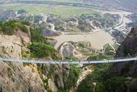  تدشين أطول جسر زجاجي في العالم بالصين 