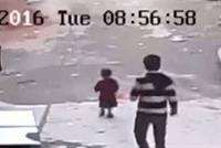بالفيديو: طفل ينجو بأعجوبةٍ من موت محقّق