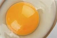  ماذا يحصل إذا تناولت البيض النيء؟