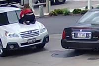  بالفيديو - تشبثت بغطاء محرك سيارتها لمنعه من سرقتها